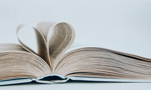 책 몇 페이지를 모아 가운데에 꼽아서 하트를 만듦