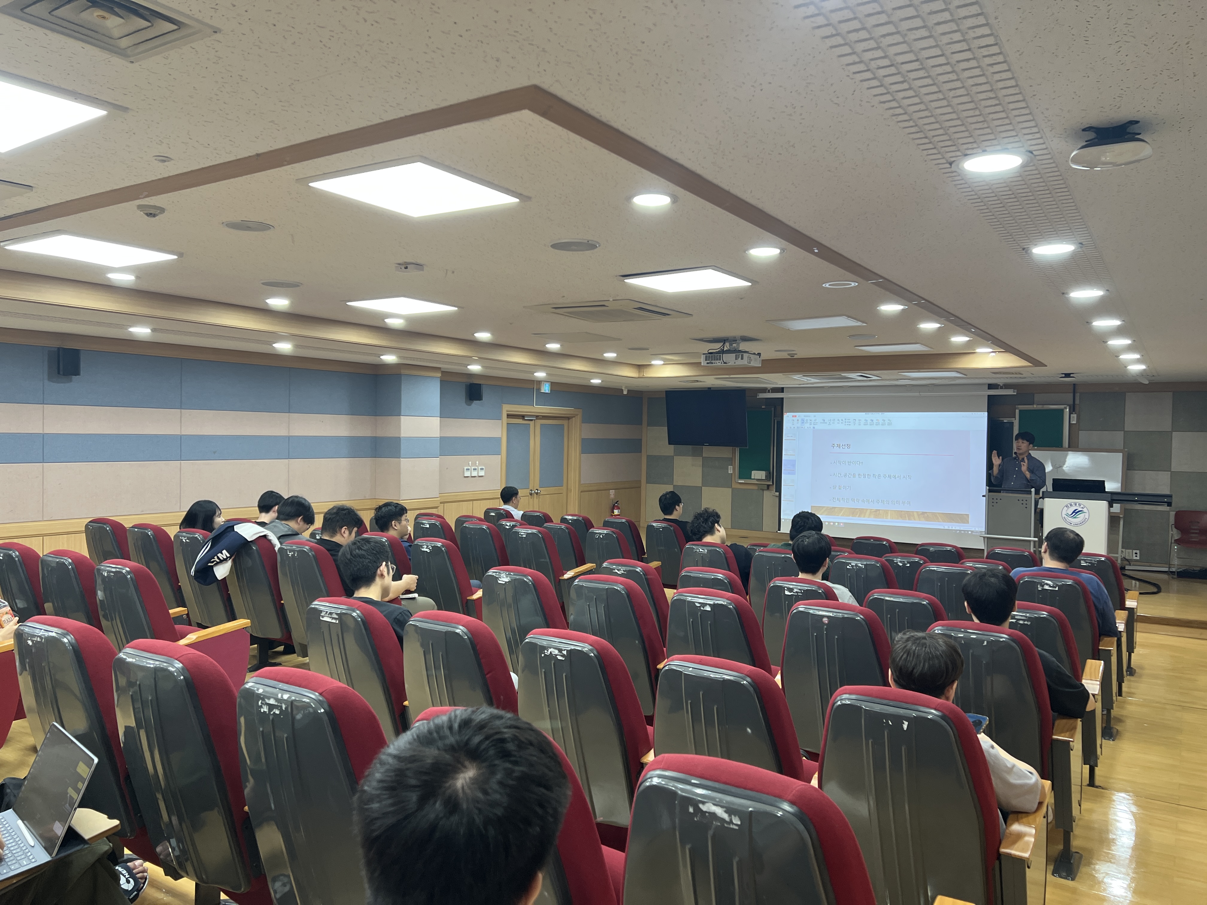 20250925_졸업논문 설명회 사진 4.jpg 첨부 이미지