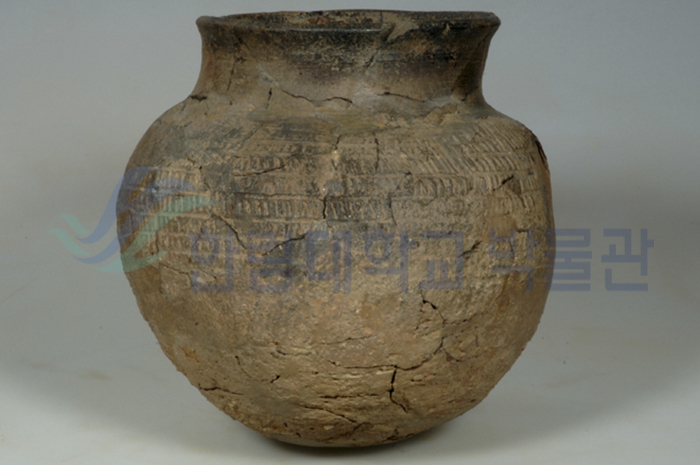 전시실_유물_두드림무늬_포토샵버전.jpg 이미지