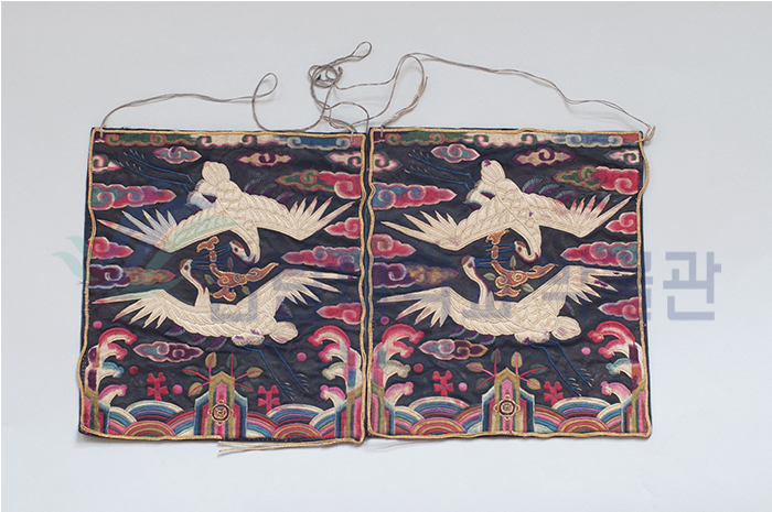 전시실_유물_쌍학흉배_포토샵버전.jpg 이미지